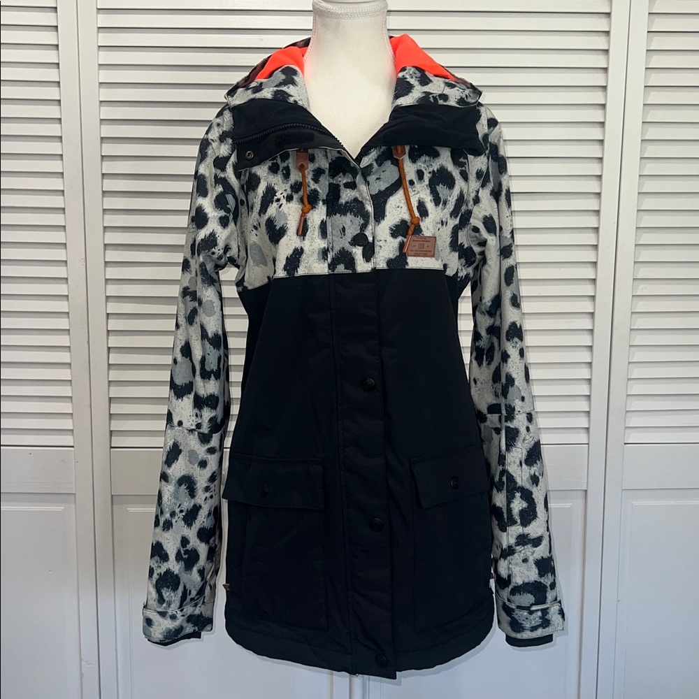 DC Cruiser Snow Leopard Women's Ski Snowboard
Jacket šāļøšæāļøā·ļø - Picture 8 of 16
